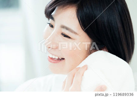 赤ちゃんを抱く女性 赤ちゃんを抱く女性 119689336