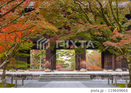 秋の京都　南禅寺　紅葉に包まれた三門 119689668