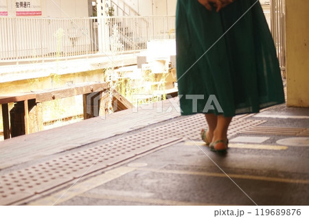 古い駅のホームを歩くスカート姿の女性 古い駅のホームを歩くスカート姿の女性 119689876