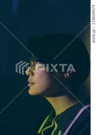 音楽を聴く青年の横顔 119689974