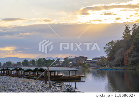 京都嵐山　朝日に包まれる満開の桜と渡月橋 119690027