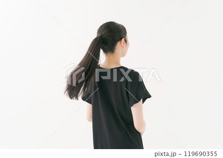 ポニーテールの女性の後ろ姿 119690355