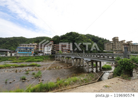 鳥取 三朝 三朝温泉の街並みと三朝橋 鳥取 三朝 三朝温泉の街並みと三朝橋 119690574