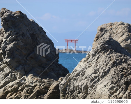 岩場の合間から鳥居(森戸大明神) 119690606