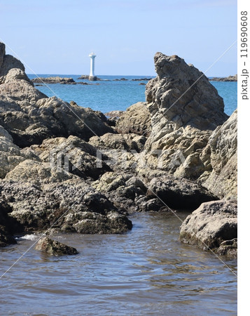 岩場の先の灯台(森戸海岸) 119690608