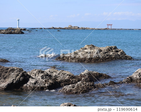 灯台と鳥居の見える海(森戸海岸) 119690614