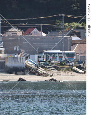 バスのある海辺の風景 119690623