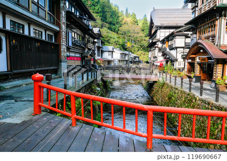 赤い欄干と温泉街 119690667