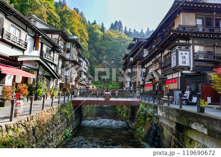 銀山川と温泉街 119690672