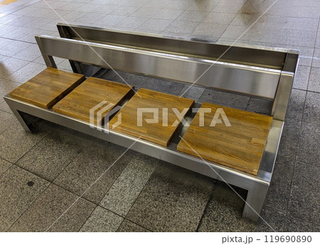 駅のホームのベンチ 119690890