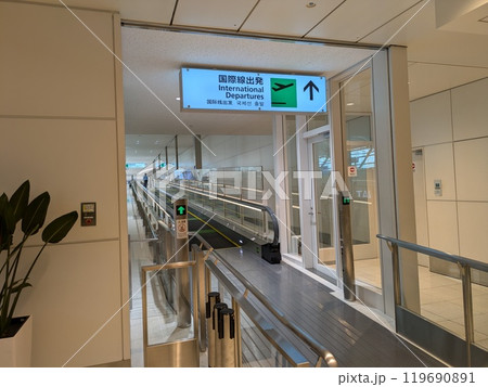 国際線ロビーへ向かう動く歩道 119690891