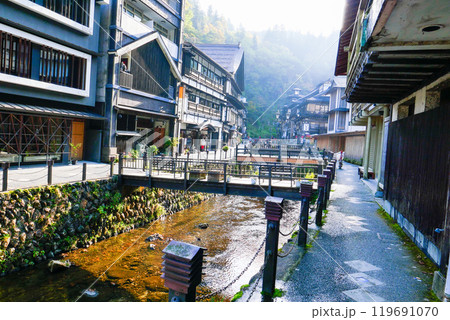 銀山川と朝の温泉街 119691070
