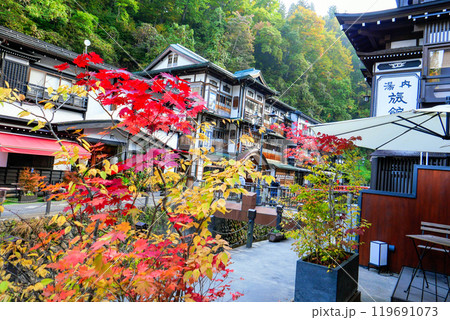紅葉と銀山温泉街 紅葉と銀山温泉街 119691073