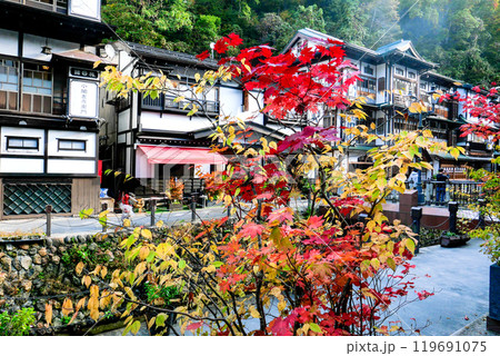 紅葉と銀山温泉 紅葉と銀山温泉 119691075