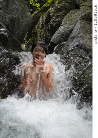 渓流で遊ぶ男の子 119691916