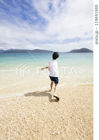 綺麗な海で遊ぶ男の子 綺麗な海で遊ぶ男の子 119691988
