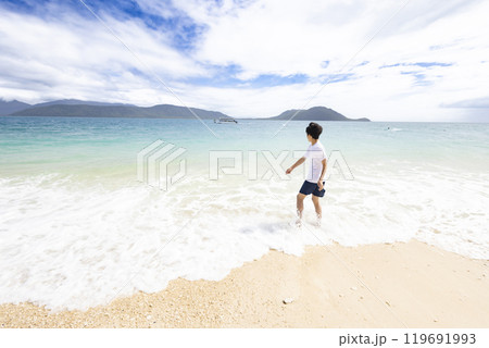 綺麗な海で遊ぶ男の子 119691993