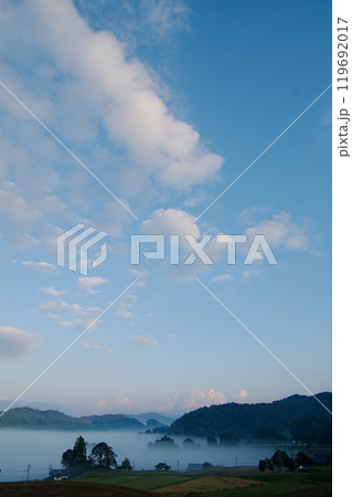 背景素材　農村風景朝霧・青空・白い雲　コピースペース 119692017