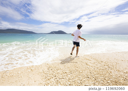 綺麗な海で遊ぶ男の子 119692060