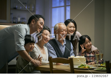 senior asian couple celebrating wedding annversary with three generational family senior asian couple celebrating wedding annversary with three generational family 119692087