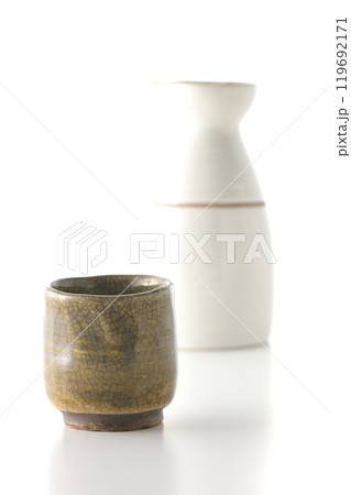 お猪口と徳利を白背景で撮影 119692171