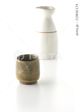 お猪口と徳利を白背景で撮影 お猪口と徳利を白背景で撮影 119692174