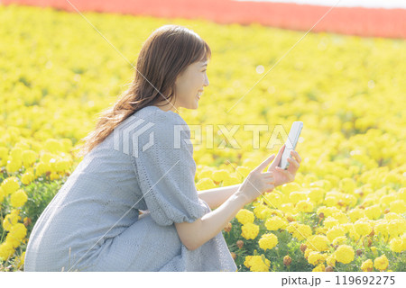 スマホで花を撮る女性 スマホで花を撮る女性 119692275
