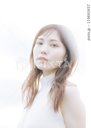 空バックの女性 119692657