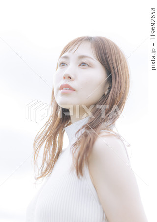 空バックの女性 空バックの女性 119692658