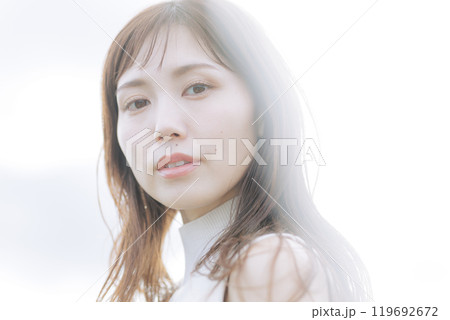 空バックの女性 119692672