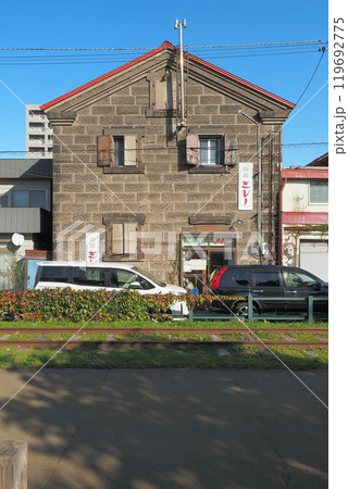 小樽　旧国鉄手宮線沿いにある石造りの建物 119692775