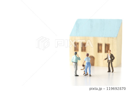 家を買う家族と不動産屋のイメージカットを白背景で撮影 119692870