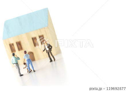 家を買う家族と不動産屋のイメージカットを白背景で撮影 119692877