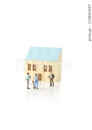 家を買う家族と不動産屋のイメージカットを白背景で撮影 119692887