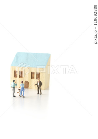 家を買う家族と不動産屋のイメージカットを白背景で撮影 119692889