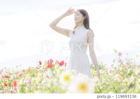 花に囲まれる女性 花に囲まれる女性 119693136