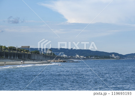 相模湾に沿ってビーチが続く小田原の御幸の浜 相模湾に沿ってビーチが続く小田原の御幸の浜 119693193