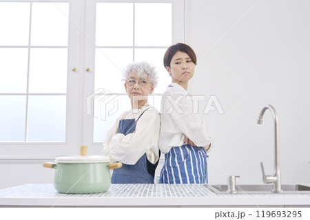 仲が悪い姑と嫁　キッチン 119693295