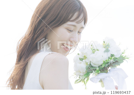 白い花束を持った女性 119693437