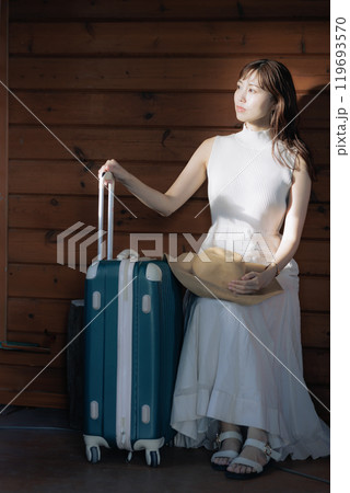 バスを待つ女性 119693570
