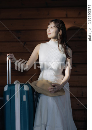 バスを待つ女性 119693575