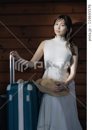 バスを待つ女性 119693576