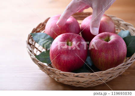 籠に入れたリンゴ 籠に入れたリンゴ 119693830