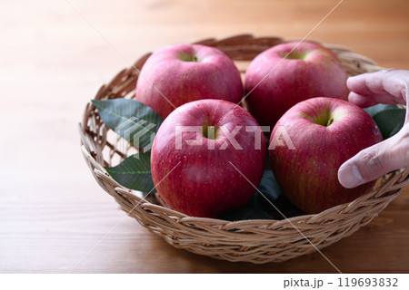 籠に入れたリンゴ 籠に入れたリンゴ 119693832