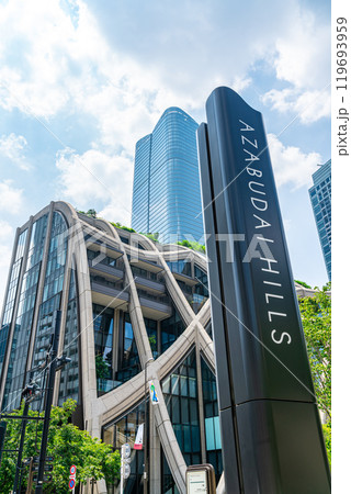 【東京都】自然豊かな麻布台ヒルズの街並み 【東京都】自然豊かな麻布台ヒルズの街並み 119693959