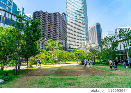 【東京都】自然豊かな麻布台ヒルズの街並み 【東京都】自然豊かな麻布台ヒルズの街並み 119693984