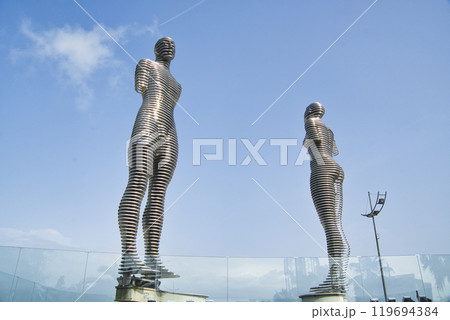 バトゥミのアリとニノの像 119694384