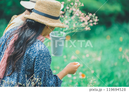 花農園で花摘み体験をする女性 119694528