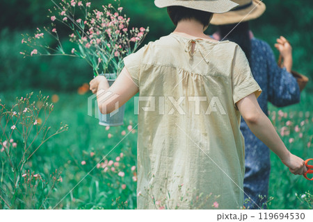 花農園で花摘み体験をする女性 119694530