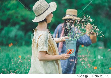 花農園で花摘み体験をする女性 119694533